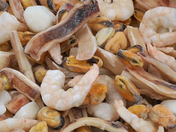 Donmuş deniz ürünleri karides, midye ve ahtapotla karıştırılmış.