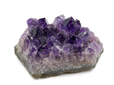 Beyaz arkaplanda izole edilmiş mor ametist kristali