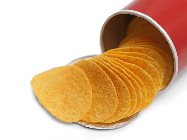 Batatas fritas empilhadas caindo do tubo de papelão vermelho, batatas fritas com sabor a páprica em lata isolada em fundo branco — Fotografia de Stock