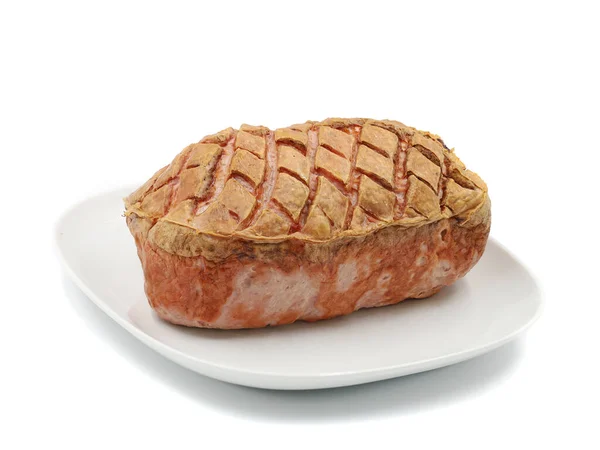 Pão de carne bávaro quente tradicional inteiro em uma placa branca servida isolada no fundo branco — Fotografia de Stock