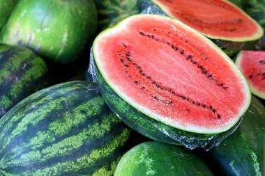 Taze karpuz ve karpuz yığını gıda pazarında satılıyor.