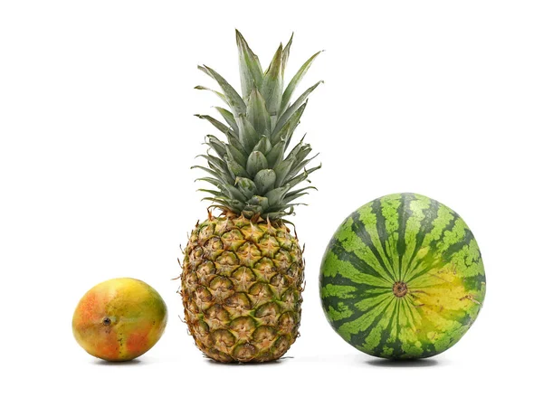 Tre hela tropiska frukter, mango, ananas och vattenmelon isolerad på vit bakgrund, framsidan av naturliga sommarfrukter — Stockfoto