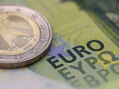 Avro banknotunu parayla kapat, EURO kelimesine dikkatle odaklan