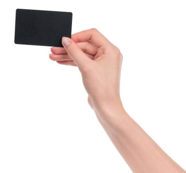 Beyaz arka planda izole edilmiş boş kartviziti olan beyaz kadın elleri. Tasarımcılar için boş