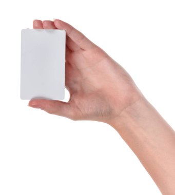 Beyaz arka planda izole edilmiş boş kartviziti olan beyaz kadın elleri. Tasarımcılar için boş