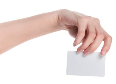 Beyaz arka planda izole edilmiş boş kartviziti olan beyaz kadın elleri. Tasarımcılar için boş
