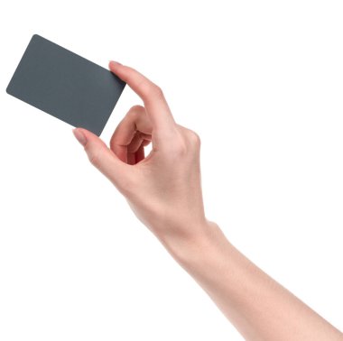 Beyaz arka planda izole edilmiş boş kartviziti olan beyaz kadın elleri. Tasarımcılar için boş