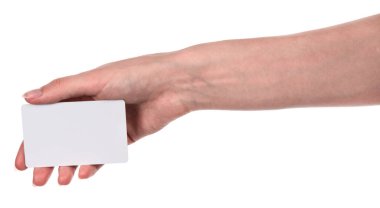 Beyaz arka planda izole edilmiş boş kartviziti olan beyaz kadın elleri. Tasarımcılar için boş