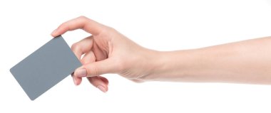 Beyaz arka planda izole edilmiş boş kartviziti olan beyaz kadın elleri. Tasarımcılar için boş