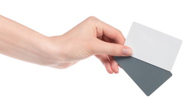 Beyaz arka planda izole edilmiş boş kartviziti olan beyaz kadın elleri. Tasarımcılar için boş