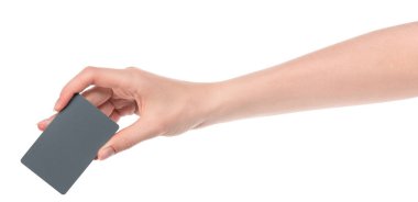 Beyaz arka planda izole edilmiş boş kartviziti olan beyaz kadın elleri. Tasarımcılar için boş