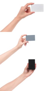 Beyaz arka planda izole edilmiş boş kartvizitli beyaz kadın elleri. Tasarımcılar için boş