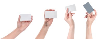 Beyaz arka planda izole edilmiş boş kartvizitli beyaz kadın elleri. Tasarımcılar için boş