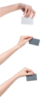 Beyaz arka planda izole edilmiş boş kartvizitli beyaz kadın elleri. Tasarımcılar için boş