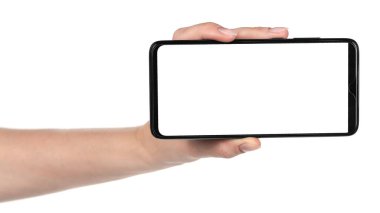 Beyaz arka planı boş ekranlı, siyah, yeni akıllı telefonu tutan kadın. Telefon kırpma yolunu kullanan eller