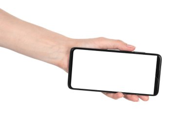 Beyaz arka planı boş ekranlı, siyah, yeni akıllı telefonu tutan kadın. Telefon kırpma yolunu kullanan eller