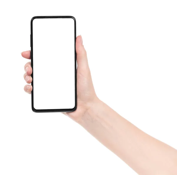 Beyaz arka planı boş ekranlı, siyah, yeni akıllı telefonu tutan kadın. Telefon kırpma yolunu kullanan eller