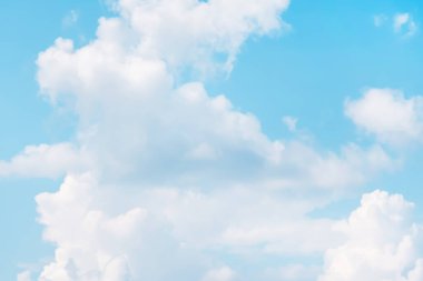 Güneşli bir arka plan dokusunda mavi gökyüzünde güzel sirrus bulutları. Duvar kağıdı loca kutusu