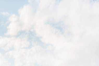 Güneşli bir arka plan dokusunda mavi gökyüzünde güzel sirrus bulutları. Duvar kağıdı loca kutusu