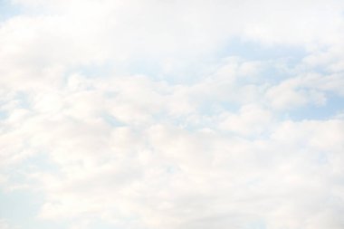 Güneşli bir arka plan dokusunda mavi gökyüzünde güzel sirrus bulutları. Duvar kağıdı loca kutusu