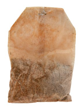 Beyaz arkaplanda izole edilmiş kurutulmuş çay poşeti