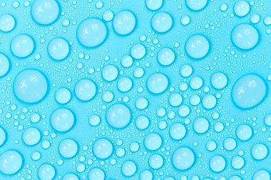 Mavi arkaplan dokusuna su damlaları. Arkaplan camı su damlalarıyla kaplı. Sudaki kabarcıklar