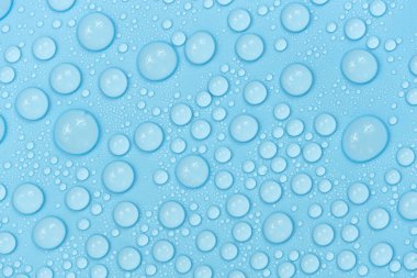 Mavi arkaplan dokusuna su damlaları. Arkaplan camı su damlalarıyla kaplı. Sudaki kabarcıklar