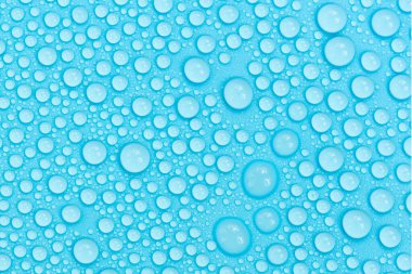 Mavi arkaplan dokusuna su damlaları. Arkaplan camı su damlalarıyla kaplı. Sudaki kabarcıklar