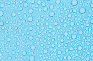 Mavi arkaplan dokusuna su damlaları. Arkaplan camı su damlalarıyla kaplı. Sudaki kabarcıklar