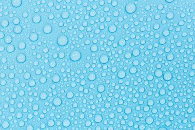 Mavi arkaplan dokusuna su damlaları. Arkaplan camı su damlalarıyla kaplı. Sudaki kabarcıklar