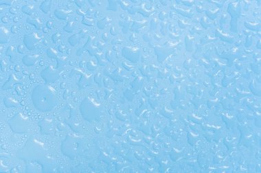 Mavi arkaplan dokusuna su damlaları. Arkaplan camı su damlalarıyla kaplı. Sudaki kabarcıklar