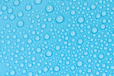 Mavi arkaplan dokusuna su damlaları. Arkaplan camı su damlalarıyla kaplı. Sudaki kabarcıklar