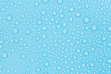 Mavi arkaplan dokusuna su damlaları. Arkaplan camı su damlalarıyla kaplı. Sudaki kabarcıklar