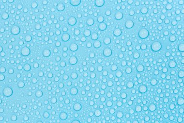 Mavi arkaplan dokusuna su damlaları. Arkaplan camı su damlalarıyla kaplı. Sudaki kabarcıklar