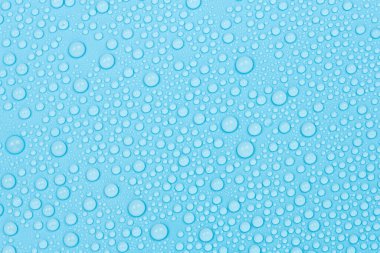 Mavi arkaplan dokusuna su damlaları. Arkaplan camı su damlalarıyla kaplı. Sudaki kabarcıklar