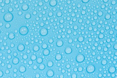 Mavi arkaplan dokusuna su damlaları. Arkaplan camı su damlalarıyla kaplı. Sudaki kabarcıklar
