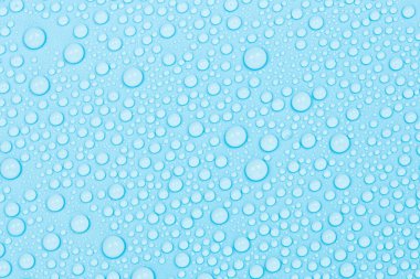Mavi arkaplan dokusuna su damlaları. Arkaplan camı su damlalarıyla kaplı. Sudaki kabarcıklar
