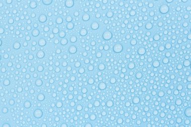 Mavi arkaplan dokusuna su damlaları. Arkaplan camı su damlalarıyla kaplı. Sudaki kabarcıklar