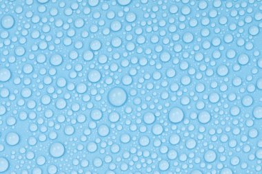 Mavi arkaplan dokusuna su damlaları. Arkaplan camı su damlalarıyla kaplı. Sudaki kabarcıklar