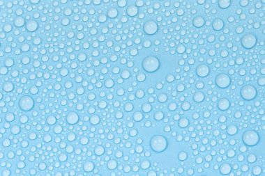 Mavi arkaplan dokusuna su damlaları. Arkaplan camı su damlalarıyla kaplı. Sudaki kabarcıklar