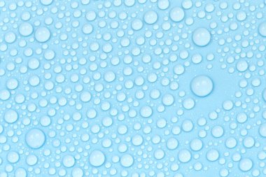 Mavi arkaplan dokusuna su damlaları. Arkaplan camı su damlalarıyla kaplı. Sudaki kabarcıklar
