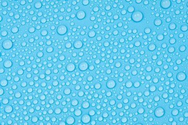Mavi arkaplan dokusuna su damlaları. Arkaplan camı su damlalarıyla kaplı. Sudaki kabarcıklar