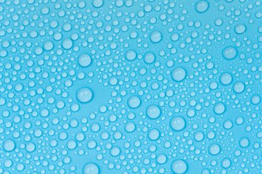 Mavi arkaplan dokusuna su damlaları. Arkaplan camı su damlalarıyla kaplı. Sudaki kabarcıklar