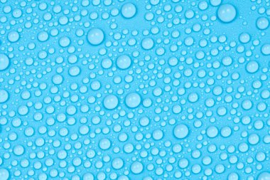Mavi arkaplan dokusuna su damlaları. Arkaplan camı su damlalarıyla kaplı. Sudaki kabarcıklar