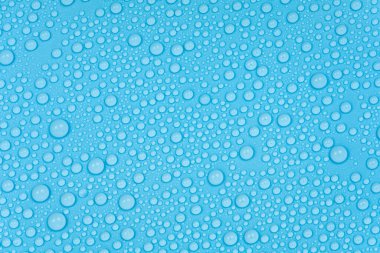 Mavi arkaplan dokusuna su damlaları. Arkaplan camı su damlalarıyla kaplı. Sudaki kabarcıklar