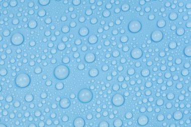 Mavi arkaplan dokusuna su damlaları. Arkaplan camı su damlalarıyla kaplı. Sudaki kabarcıklar