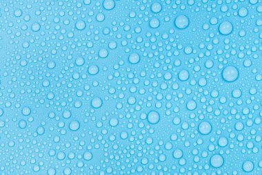 Mavi arkaplan dokusuna su damlaları. Arkaplan camı su damlalarıyla kaplı. Sudaki kabarcıklar