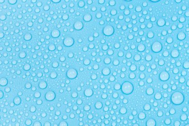 Mavi arkaplan dokusuna su damlaları. Arkaplan camı su damlalarıyla kaplı. Sudaki kabarcıklar