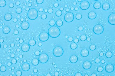 Mavi arkaplan dokusuna su damlaları. Arkaplan camı su damlalarıyla kaplı. Sudaki kabarcıklar