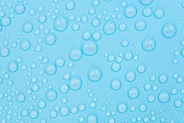 Mavi arkaplan dokusuna su damlaları. Arkaplan camı su damlalarıyla kaplı. Sudaki kabarcıklar